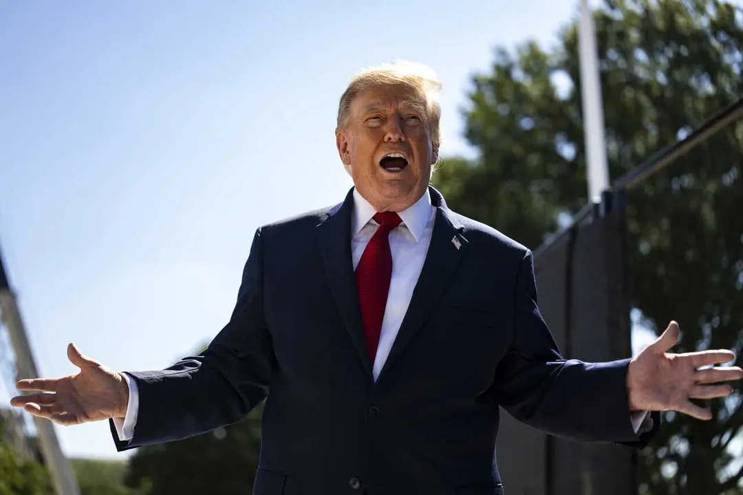August 19, 2026, Washington, District Of Columbia, USA: WASHINGTON, DC - AUGUST 19: US President Donald Trump speaks to members of the media while touring the White House helipad construction on the South Lawn of the White House in Washington, DC, US, on 