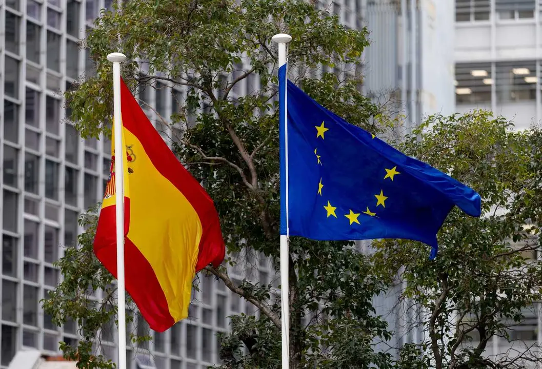 Archivo - La bandera de Espa&ntilde;a y de la Uni&oacute;n Europea.