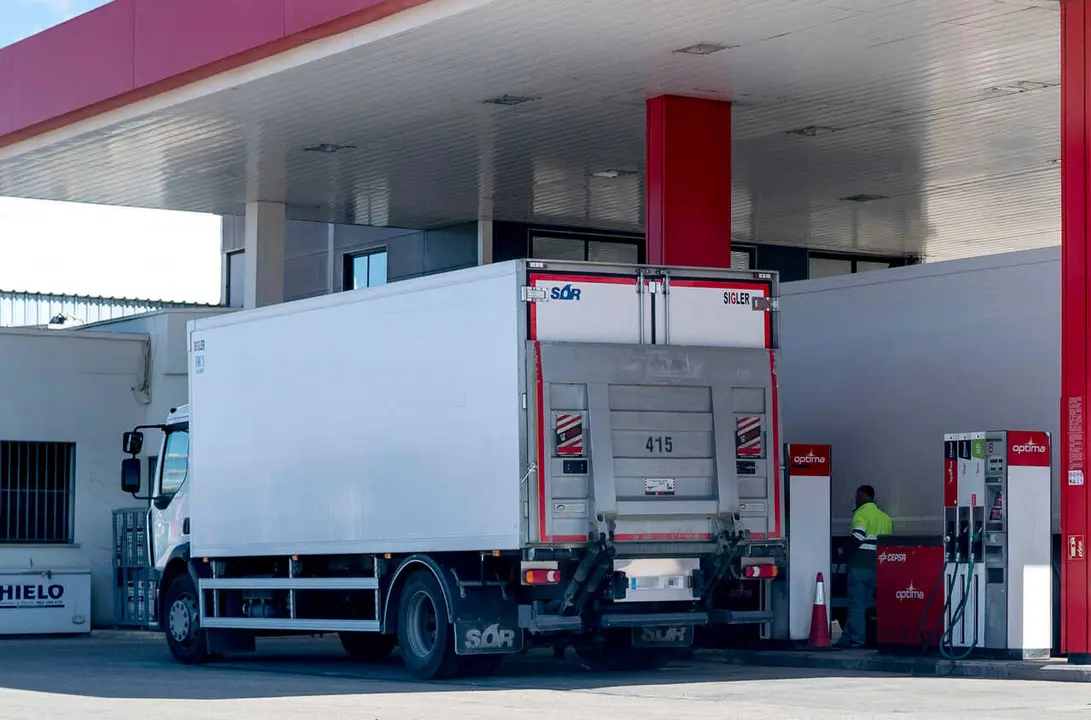 Archivo - Un cami&oacute;n reposta en una gasolinera