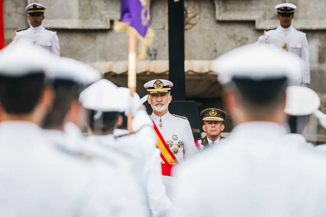 Archivo - El rey Felipe VI, durante la celebraci&oacute;n de la solemne ceremonia de juramento o promesa ante la bandera y la entrega de los reales despachos de empleo a la nueva promoci&oacute;n de oficiales de la Armada, a 16 de julio de 2026, en Mar&iacute;n (Pontevedra, G