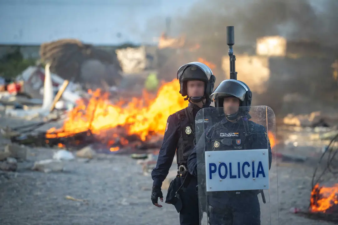 Polic&iacute;as durante una manifestaci&oacute;n para protestar por la situaci&oacute;n provocada por su llegada masiva, a 27 de agosto de 2026, en Ceuta (Espa&ntilde;a).