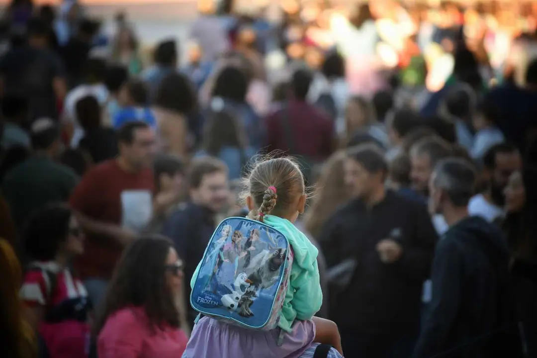 Archivo - Una ni&ntilde;a a hombros de su padre el primer d&iacute;a de colegio, a 9 de septiembre de 2024, en Madrid (Espa&ntilde;a). 