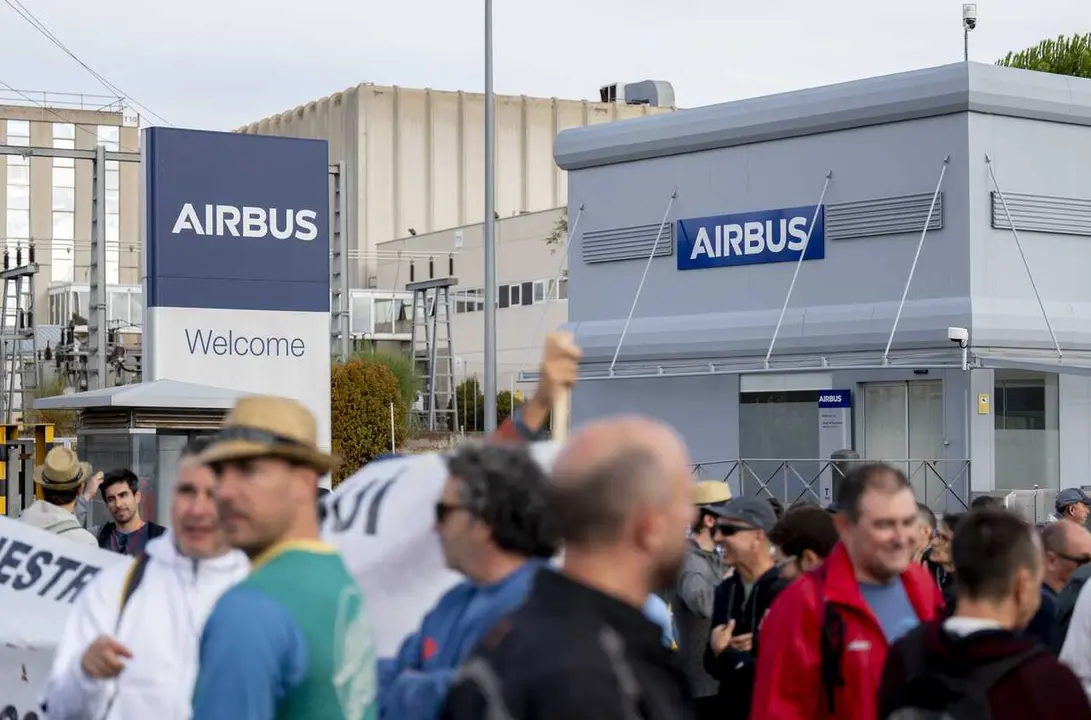 Varias personas durante la tercera jornada de huelga indefinida de empleados de Airbus, a 27 de agosto de 2026, en Getafe, Madrid (Espa&ntilde;a).  