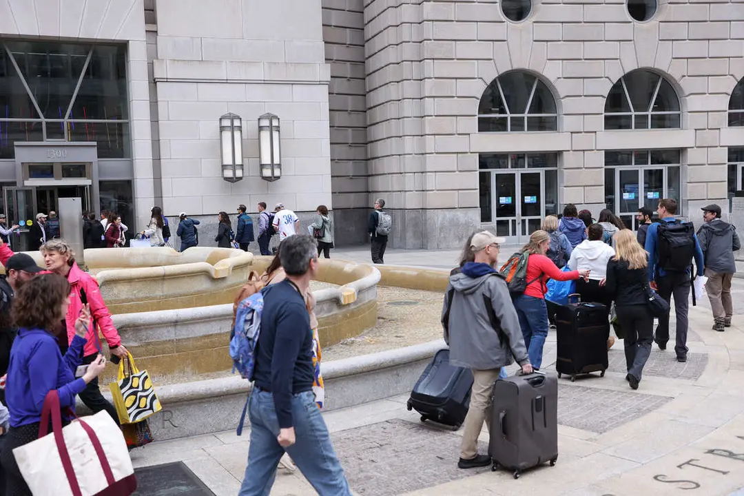 Archivo - 27 February 2025, US, Washington: Workers of the United States Agency for International Development (USAID), who lost their jobs due to actions taken by the Trump administration, gather to collect their personal belongings at the agency's headqu