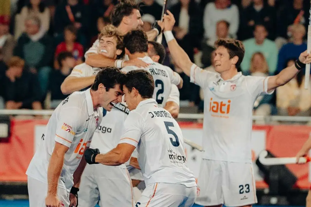 Los jugadores de la selecci&oacute;n espa&ntilde;ola de hockey hierba celebran un triunfo.