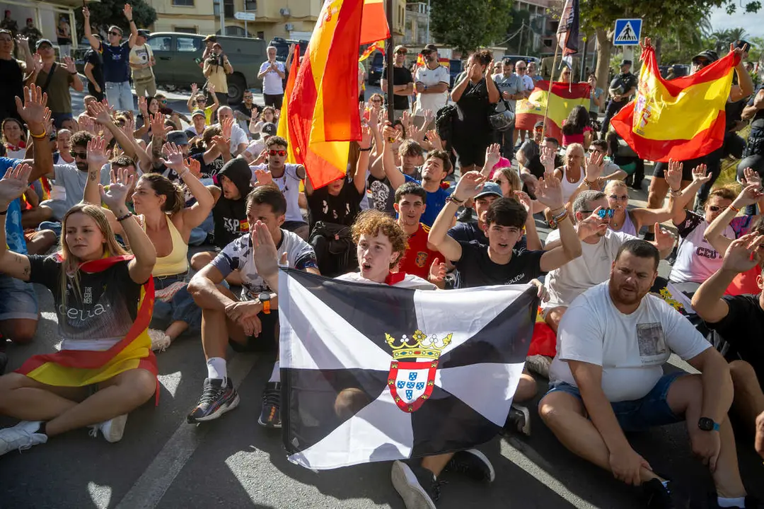 Varias personas durante una manifestaci&oacute;n para protestar por la situaci&oacute;n provocada por la llegada masiva de migrantes, a 27 de agosto de 2026, en Ceuta (Espa&ntilde;a). 