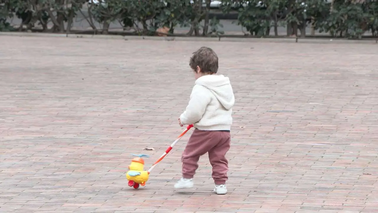 Archivo - Una ni&ntilde;a jugando en la calle.