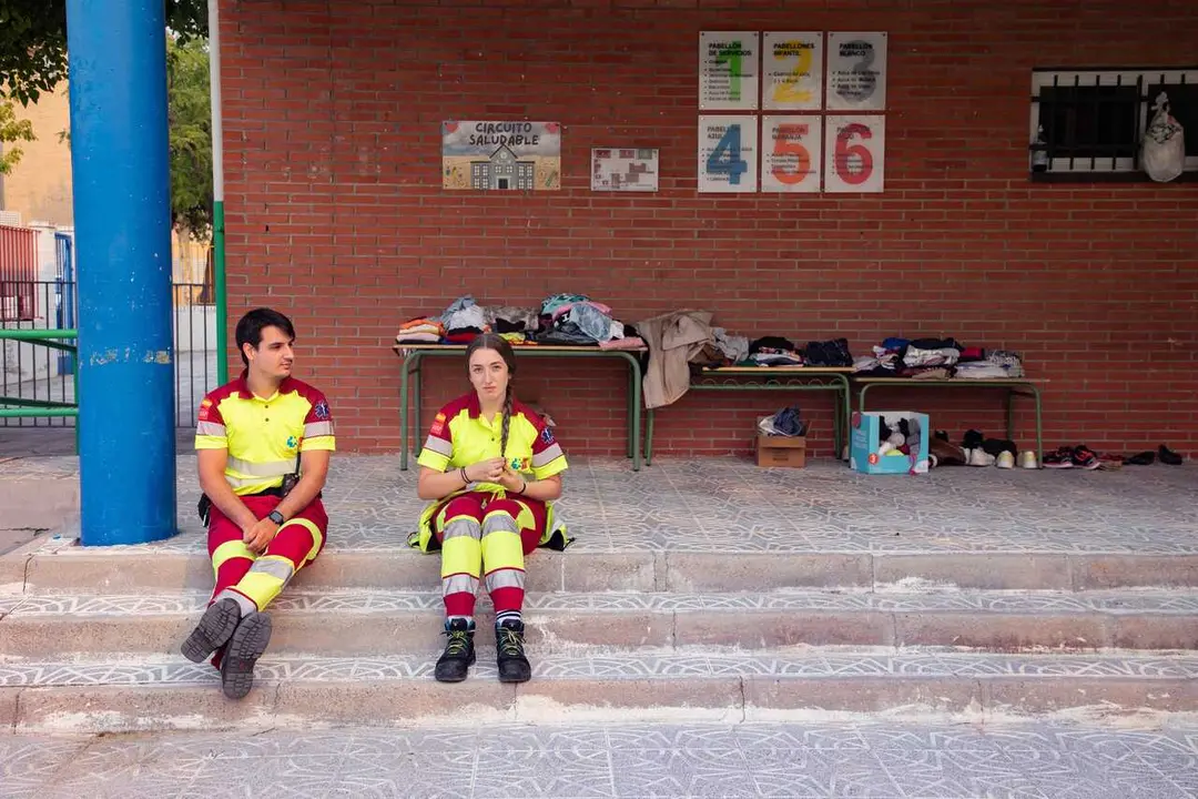 Archivo - Archivo.- Voluntarios durante el incendio forestal en la sierra oeste, en el Colegio P&uacute;blico Batalla de Brunete 