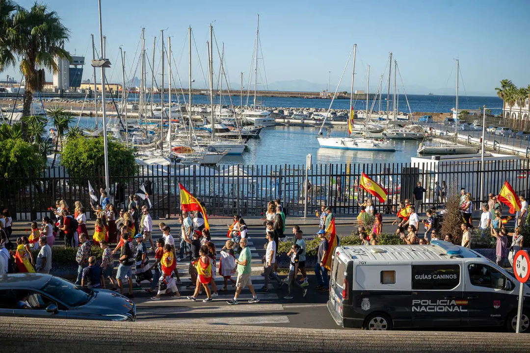 Numerosas personas portan claveles y banderas de Espa&ntilde;a durante una manifestaci&oacute;n ante la Delegaci&oacute;n del Gobierno, a 28 de agosto de 2026, en Ceuta (Espa&ntilde;a). 