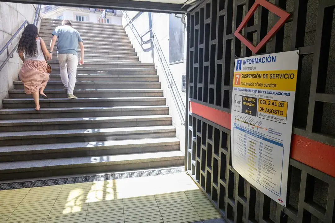 Cartel de aviso en la estaci&oacute;n de Gregorio Mara&ntilde;&oacute;n