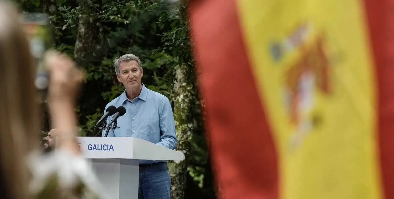 
<p>Reivindica su experiencia de gesti&oacute;n y promete una "reconstrucci&oacute;n" de Espa&ntilde;a con "limpieza" y "certezas"</p>
<p>   CERDEDO-COTOBADE (PONTEVEDRA), 29 (EUROPA PRESS)</p>
<p>   El presidente del PP y l&iacute;der de la oposici&oacute;n, Alberto N&uacute;&ntilde;ez Feij&oacute;o, se ha comprometido este s&aacute;bado a ser un presidente "presente", a "decir siempre la verdad" y a no huir de los problemas, y ha asegurado que no quiere llegar a La Moncloa "simplemente por el fracaso del sanchismo", sino porque sabe "lo que hay que hacer despu&eacute;s de S&aacute;nchez".</p>
<p>   Durante su intervenci&oacute;n en la apertura del curso pol&iacute;tico del PP en Cerdedo-Cotobade (Pontevedra), Feij&oacute;o ha reivindicado su experiencia de gesti&oacute;n y ha asegurado que est&aacute; "preparado para lo que viene" y para dar a Espa&ntilde;a "un Gobierno que merece y un Gobierno que necesita".</p>
<p>   "No soy nuevo en esto", ha afirmado el l&iacute;der del PP, quien ha recordado que ha gobernado, tomado decisiones y gestionado presupuestos, adem&aacute;s de afrontar las crisis de la deuda p&uacute;blica, el d&eacute;ficit, la regla de gasto y la pandemia de Covid en Galicia. Tambi&eacute;n ha reconocido que ha cometido errores y ha defendido que gobernar consiste en "decidir", "priorizar", "desgastarse" y "dar la cara cuando se acierta y, sobre todo, cuando uno se equivoca".</p>
<p>   Feij&oacute;o ha rechazado definirse como "un candidato artificial" y ha afirmado que Espa&ntilde;a "ya tiene muchos pol&iacute;ticos de cart&oacute;n-piedra". "Tampoco soy un candidato sentado a la espera de que me llegue el turno", ha a&ntilde;adido.</p>
<p>"NO VOY A SER UN PRESIDENTE PERFECTO"</p>
<p>   En este contexto, el mandatario 'popular' ha afirmado que no pretende alcanzar la Presidencia &uacute;nicamente como consecuencia del desgaste del actual Ejecutivo. "No quiero llegar a la Moncloa simplemente por el fracaso del sanchismo. Quiero llegar porque s&eacute; lo que hay que hacer despu&eacute;s de S&aacute;nchez. Y os aseguro que lo har&eacute;", ha proclamado.</p>
<p>   "No voy a ser un presidente perfecto, pero s&iacute; un presidente que est&eacute; presente", ha continuado Feij&oacute;o, quien ha prometido no abandonar nunca a los ciudadanos. "No prometo un pa&iacute;s sin problemas, pero s&iacute; prometo que no huir&eacute; de ellos", ha a&ntilde;adido.</p>
<p>   Asimismo, ha se&ntilde;alado que no promete decir "a cada uno lo que quiere escuchar", sino "decir la verdad", y se ha comprometido a impulsar "un nuevo Gobierno que proteja, que gestione, que cumpla y que sea decente".</p>
<p>"EL CURSO POL&Iacute;TICO DEL CAMBIO"</p>
<p>   Feij&oacute;o ha enmarcado estos compromisos en un inicio del curso pol&iacute;tico que ha calificado de "especial", al recordar que en mayo habr&aacute; elecciones municipales, auton&oacute;micas muchas comunidades y generales, aunque estas a&uacute;n 'sine die'.</p>
<p>   "El PP est&aacute; preparado no s&oacute;lo para repetir los resultados obtenidos en 2023, sino para superarlos. Estamos listos para que los espa&ntilde;oles depositen el cabreo y la esperanza. Es el curso pol&iacute;tico del cambio existe una ilusi&oacute;n colectiva por el cambio pol&iacute;tico en Espa&ntilde;a", ha manifestado.</p>
<p>   As&iacute;, Feij&oacute;o ha defendido que el PP aspira a lograr alcaldes "&uacute;tiles", gobiernos auton&oacute;micos que "funcionen" y un cambio en el Gobierno central. "El sanchismo ya est&aacute; acabado, pero ahora toca certificar su defunci&oacute;n" en las urnas, ha afirmado.</p>
<p>   A su juicio, Espa&ntilde;a necesita "la mayor reconstrucci&oacute;n desde la Transici&oacute;n". "Lo han da&ntilde;ado todo. Vamos a reconstruirlo todo. No se trata de una simple sustituci&oacute;n o un simple relevo, sino un cambio profundo", ha apuntado.</p>
<p>   Feij&oacute;o ha prometido adem&aacute;s "limpieza y certezas" en pol&iacute;tica, seguridad en las calles, fronteras, hogares y en el futuro, as&iacute; como un Estado que responda y unos servicios p&uacute;blicos que "vuelvan a funcionar".</p>
<p>QUIERE GANAR "CON LA CONTUNDENCIA NECESARIA"</p>
<p>   Entre las cr&iacute;ticas al Gobierno, el l&iacute;der de la oposici&oacute;n ha acusado al Ejecutivo de no haber solucionado el problema de la inmigraci&oacute;n irregular y de haber sido "un im&aacute;n para atraer la inmigraci&oacute;n irregular m&aacute;s numerosa de Europa".</p>
<p>    Tambi&eacute;n le ha reprochado no haber resuelto el problema de la vivienda, que ha pasado de ser "el problema 16 al problema n&uacute;mero 1", haber subido los impuestos y no haber querido "cortar el c&aacute;ncer de la corrupci&oacute;n", sino vivir "llenos de met&aacute;stasis".</p>
<p>   Por otro ello, el dirigente del PP ha se&ntilde;alado que no se conforma con ganar las elecciones generales como en el verano de 2023, sino que se compromete a "merecer ganar y a proponer, explicar y convencer". "Quiero ganar con la contundencia necesaria para que no puedan gobernar los que han perdido", ha subrayado.</p>
<p>   Finalmente, Feij&oacute;o ha resumido su propuesta en la conformaci&oacute;n de un Ejecutivo "que proteja, que gestione, que cumpla y que sea decente". "Espa&ntilde;a ha pasado demasiado tiempo esperando. Se acab&oacute; el esperar. Empieza el curso del cambio. Y somos el cambio que Espa&ntilde;a necesita", ha concluido.</p>
      