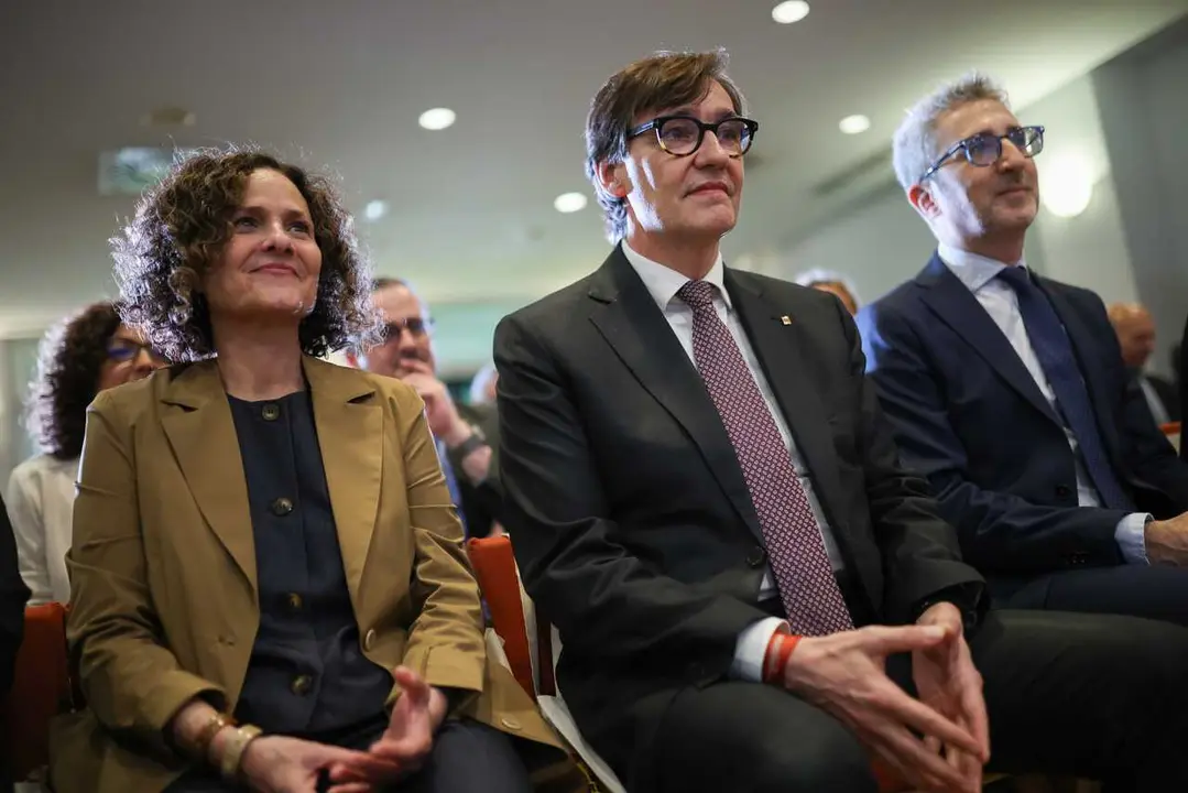 Archivo - (I-D) La consejera de Cultura de la Generalitat de Catalunya, Sonia Hern&aacute;ndez; el president de la Generalitat de Catalunya, Salvador Illa, y el ministro de Hacienda, Arcadi Espa&ntilde;a, durante el acto institucional de Sant Jordi en Madrid, a 28 de a