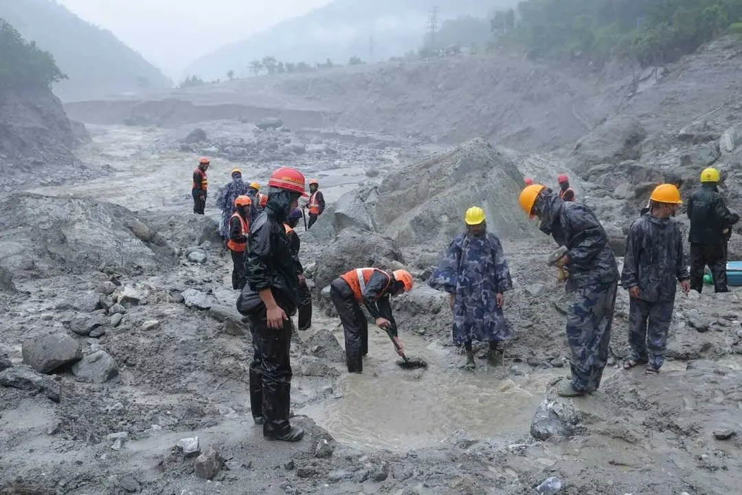 Equipos de rescate tras la riada en Nepal.