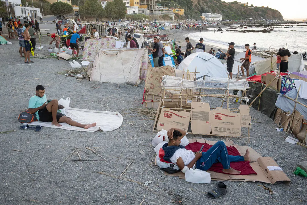 Decenas de personas viven y pernoctan en la playa del Trampol&iacute;n, a 28 de agosto de 2026, en Ceuta (Espa&ntilde;a). 