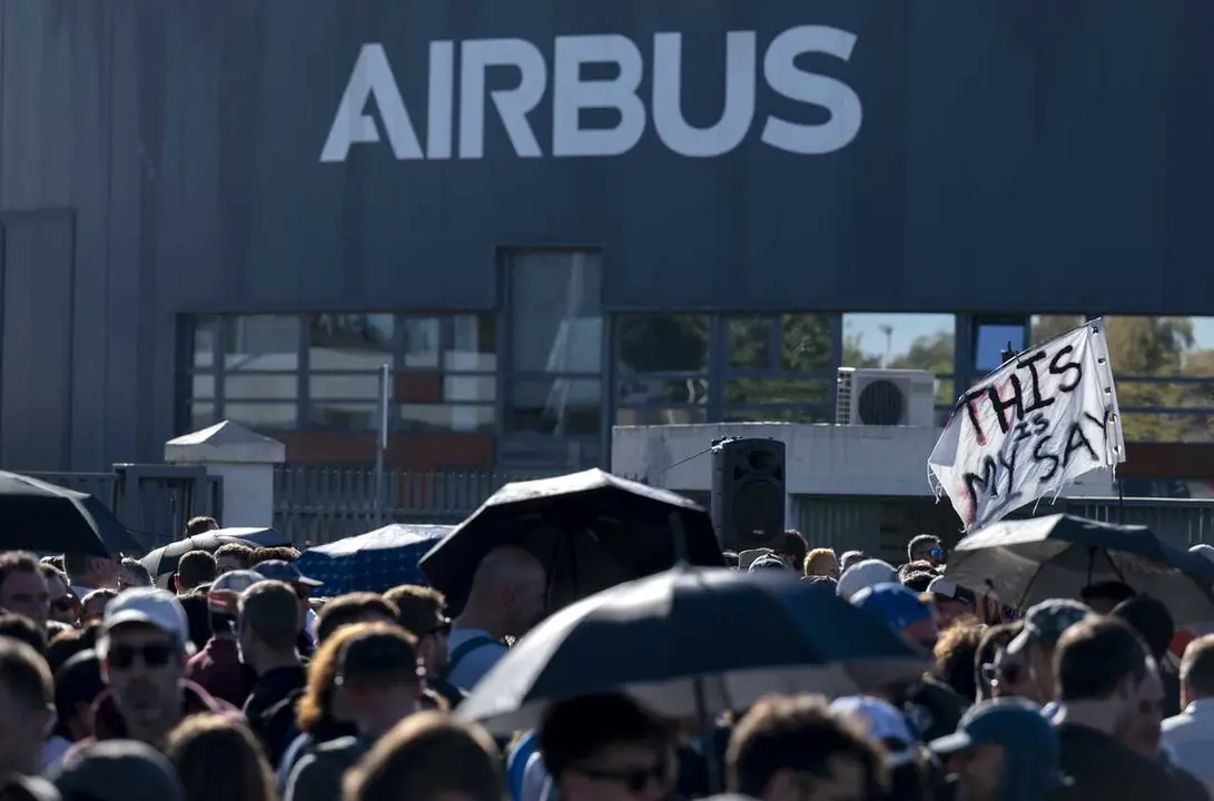 Varias personas durante la cuarta jornada de huelga indefinida de empleados de Airbus, a 28 de agosto de 2026, en Getafe, Madrid (Espa&ntilde;a).