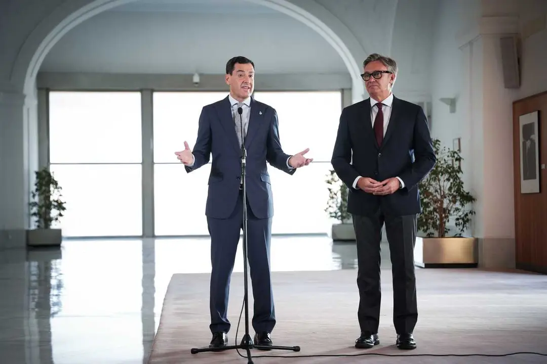 Archivo - El presidente de la Junta, Juanma Moreno (i), y el portavoz de Vox en Andaluc&iacute;a, Manuel Gavira (d), atienden a los medios tras suscribir el 'Acuerdo de Gobierno y Estabilidad para Andaluc&iacute;a&rsquo;. A 2 de julio de 2026 en Sevilla (Foto de archivo).