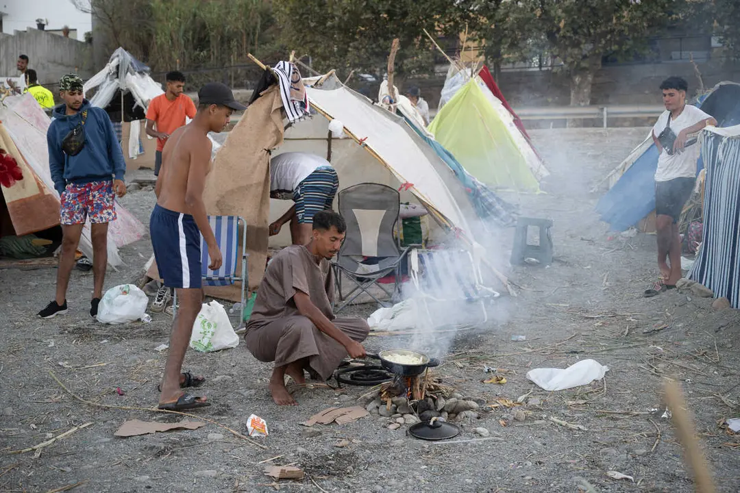 Decenas de personas viven y pernoctan en la playa del Trampol&iacute;n, a 28 de agosto de 2026, en Ceuta (Espa&ntilde;a). 