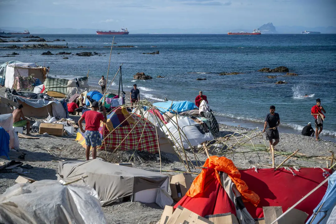 Migrantes en campamentos improvisados en la playa, a 27 de agosto de 2026, en Ceuta (Espa&ntilde;a).