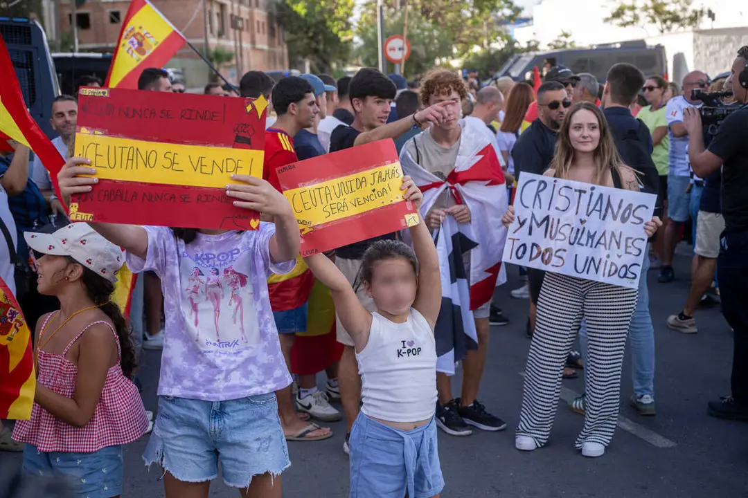 Varias personas durante una manifestaci&oacute;n para protestar por la situaci&oacute;n provocada por su llegada masiva, a 27 de agosto de 2026, en Ceuta (Espa&ntilde;a). 