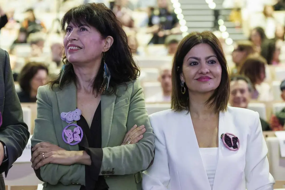 Archivo - La ministra de Igualdad, Ana Redondo (i), y la ministra de Juventud e Infancia, Sira Rego (d), asisten al V Encuentro sobre Violencia Vicaria y Violencia de G&eacute;nero Institucional, en Maracena (Granada). 