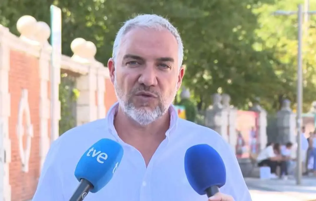 El&iacute;as Bendodo atiende a los medios de comunicaci&oacute;n.
