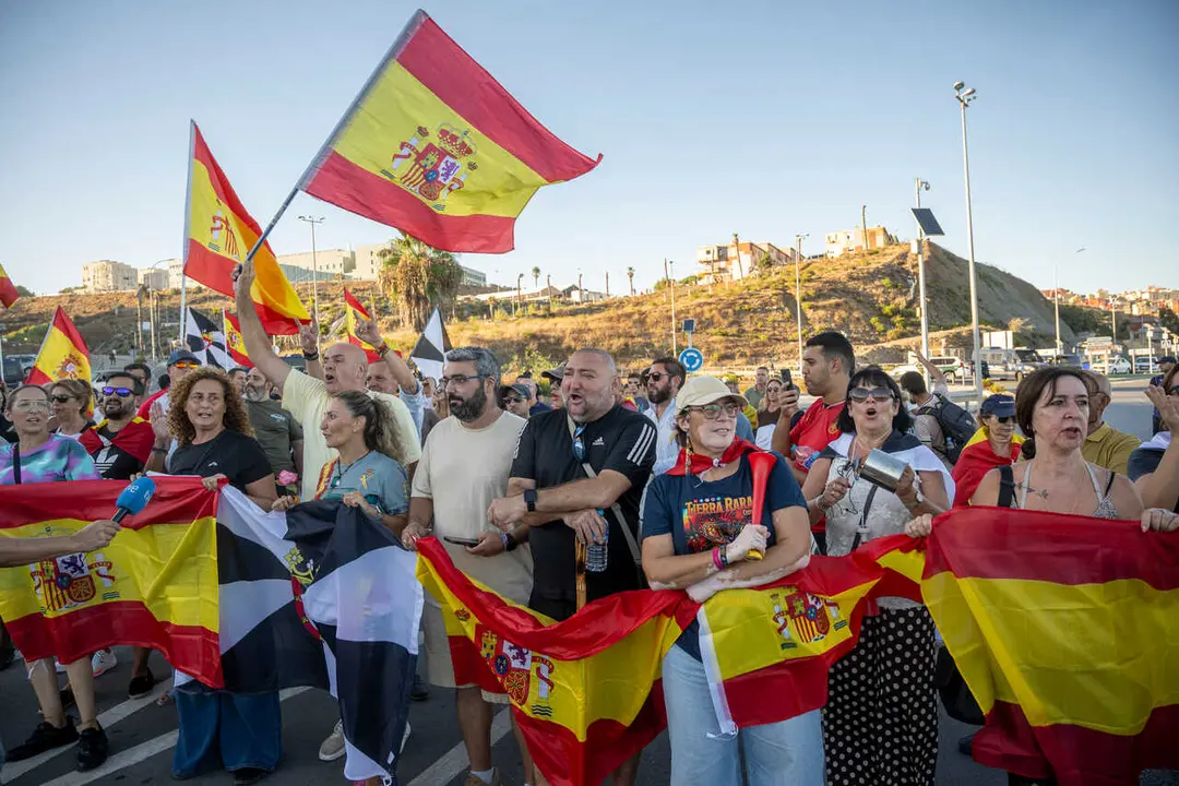 Decenas de personas durante una manifestaci&oacute;n pac&iacute;fica, a 29 de agosto de 2026, en Ceuta (Espa&ntilde;a). 