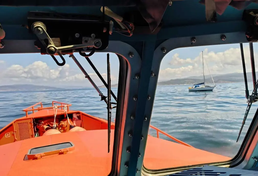La Salvamar Mirach se desplaza para auxiliar al velero afectado