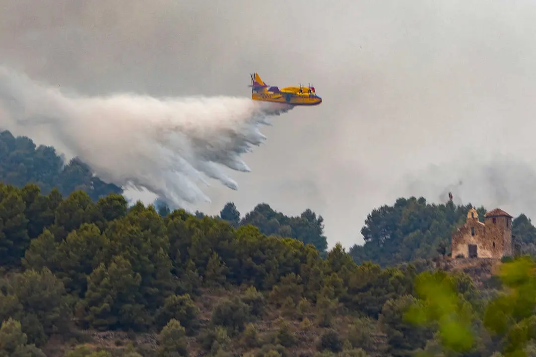 ONDA (CASTELL&Oacute;N) 28/07/2026
EL INCENDIO QUE COMENZ&Oacute; EL S&Aacute;BADO EN LA VALL D'UIX&Oacute; SE CONSIDERA TODAV&Iacute;A ACTIVO SIN LLAMA, PERO NO SE D&Aacute; POR CONTROLADO TODAV&Iacute;A. EN LA IMAGEN UN HIDROAVI&Oacute;N DESCARGA AGUA EN LA ZONA DE LA ERMITA DE SANTA B&Aacute;RBARA ENTRE LOS T&Eacute;RMINOS MUNICIPALES DE ONDA Y TALES.
FOTOS EUROPA PRESS/ANGEL sANCHEZ