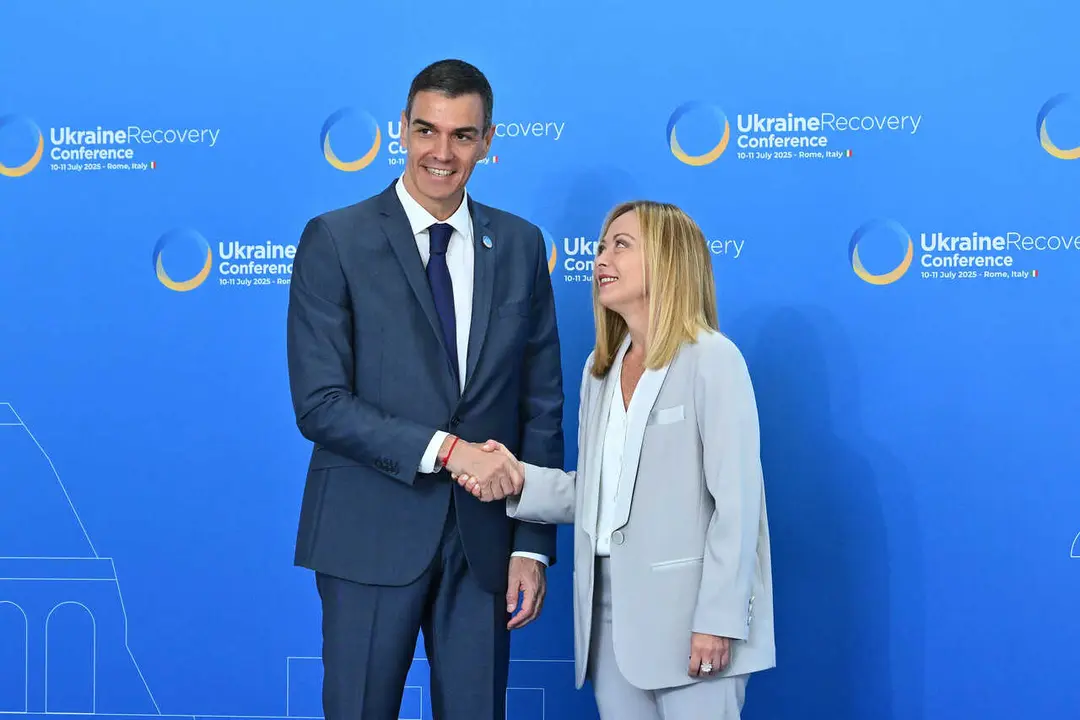 Archivo - El presidente del Gobierno de Espa&ntilde;a, Pedro Sanchez, junto a la primera ministra italiana, Giorgia Meloni, durante una cumbre en 2025.