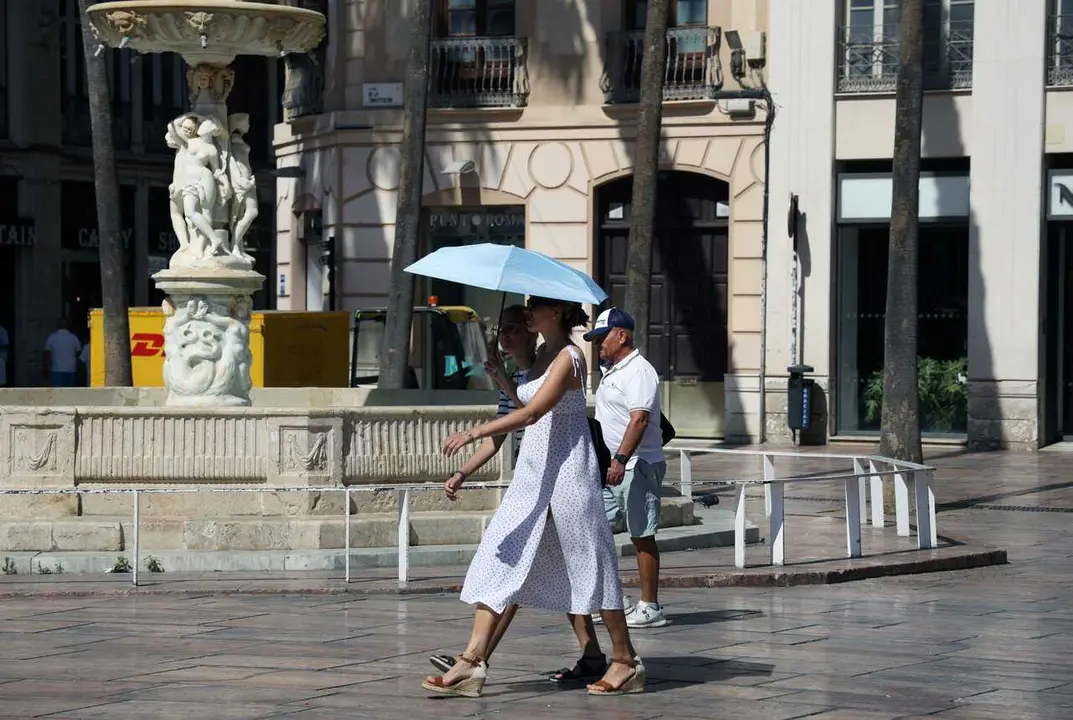 Archivo - Vecinos y visitantes de M&aacute;laga bajo los efectos de la segunda ola de calor. A 6 de julio de 2026 en M&aacute;laga (Andaluc&iacute;a, Espa&ntilde;a). 