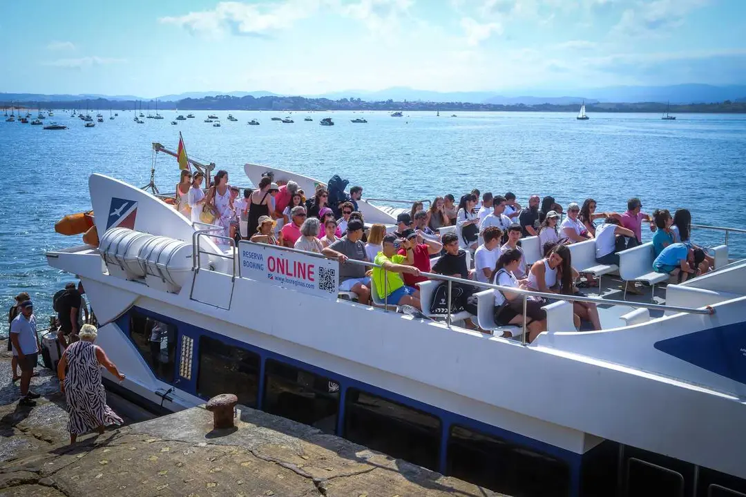 Archivo - Barco de turistas de camino a la playa del Puntal, a 10 de agosto de 2025, en Santander, Cantabria (Espa&ntilde;a).