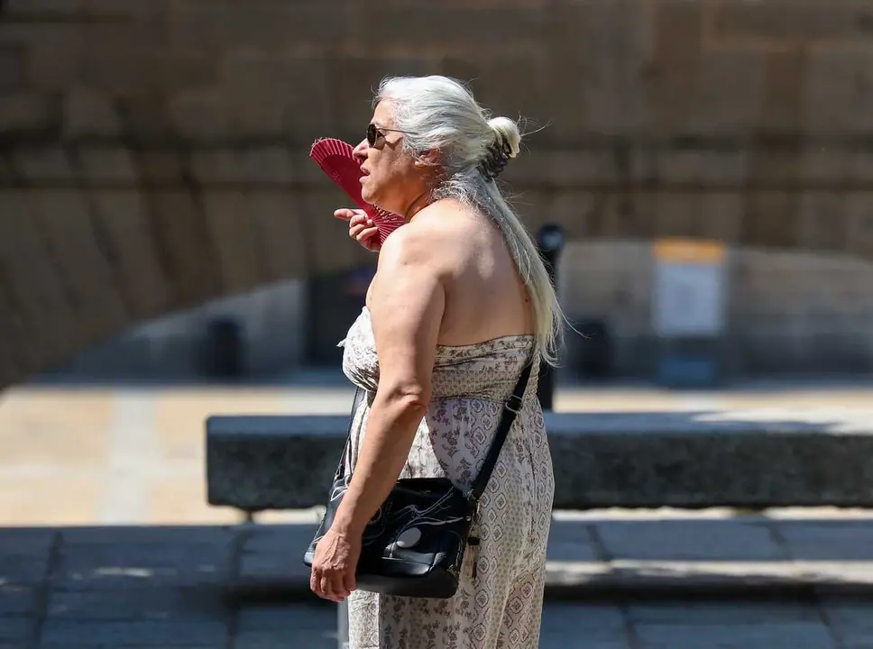 Archivo - Una mujer se abanica durante la ola de calor, a 30 de junio de 2025, en Madrid (Espa&ntilde;a). 