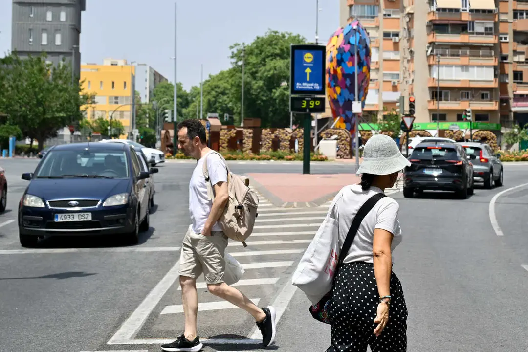 Murcia, 22 Jul. (EUROPA PRESS).- Varias personas se protegen del intenso calor con abanicos mientras un term&oacute;metro marca altas temperaturas en el centro de Murcia, este martes 22 de julio, durante un nuevo episodio de ola de calor que afecta a la Regi&oacute;n de Murcia. Foto: Kiko Asunci&oacute;n / Europa Press.
