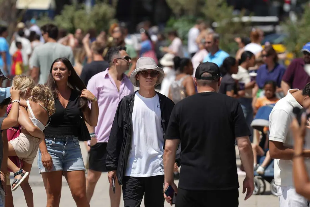 Varios turistas caminan en las inmediaciones de la Sagrada Familia, a 6 de agosto de 2026, en Barcelona, Catalu&ntilde;a (Espa&ntilde;a).