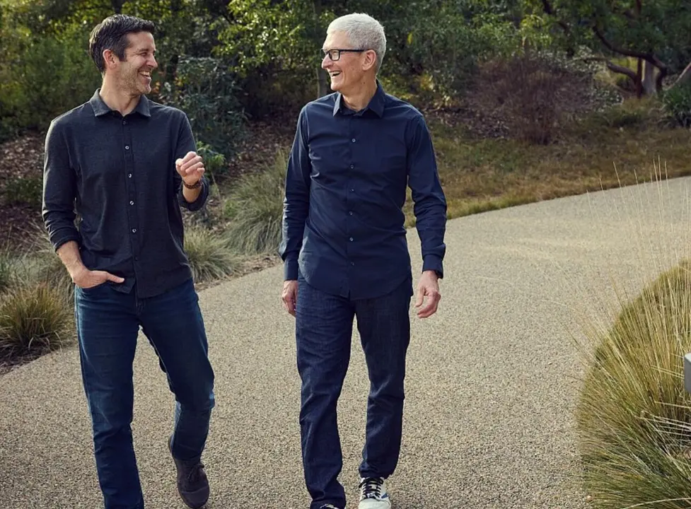 John Ternus junto a su predecesor Tim Cook. APPLE
