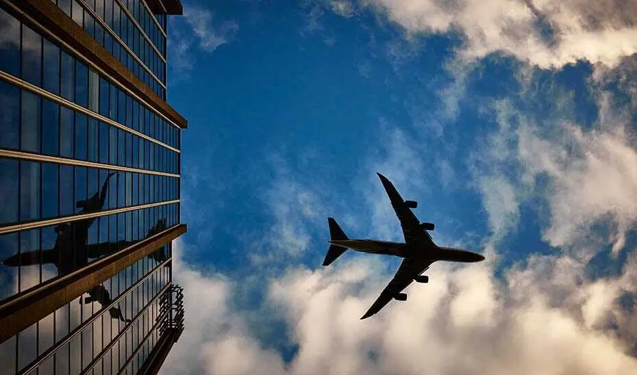 Archivo - Avi&oacute;n volando.