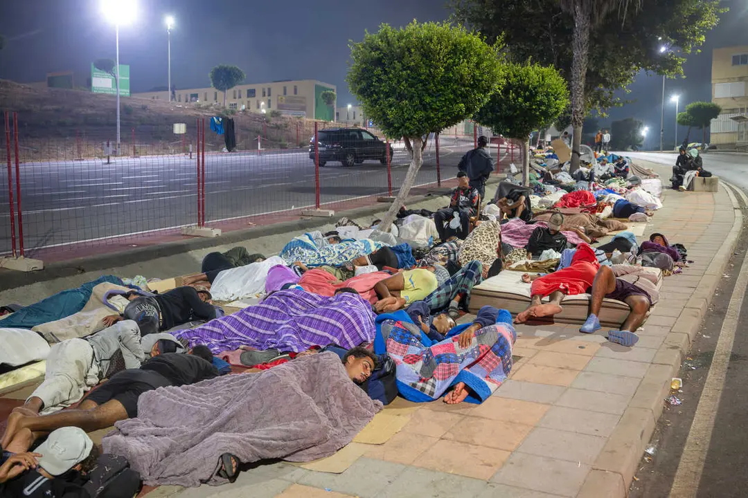 Decenas de migrantes contin&uacute;an durmiendo en los alrededores de Loma Colmenar, a 1 de septiembre de 2026, en Ceuta (Espa&ntilde;a). 