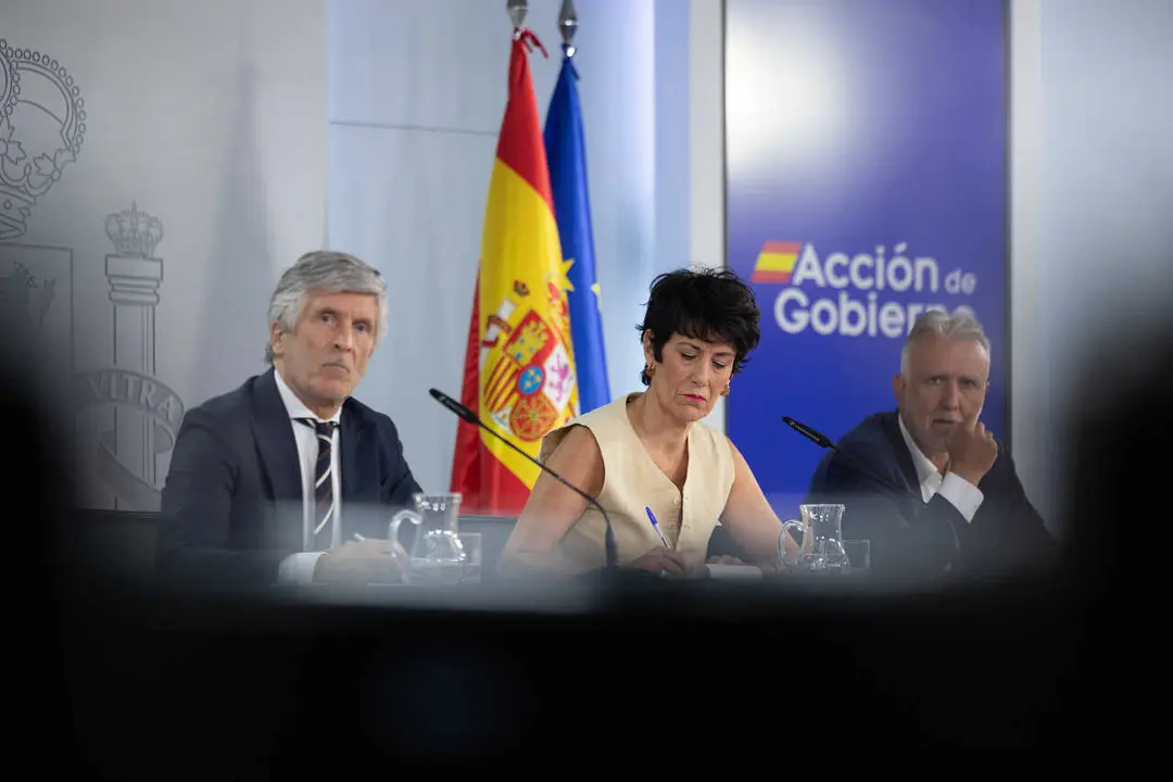 La portavoz del Gobierno y ministra de Inclusi&oacute;n, Seguridad Social y Migraciones, Elma Saiz, y el ministro de Pol&iacute;tica Territorial y Memoria Democr&aacute;tica, &Aacute;ngel V&iacute;ctor Torres, y el ministro del Interiorr en una rueda de prensa tras un Consejo de Ministros.