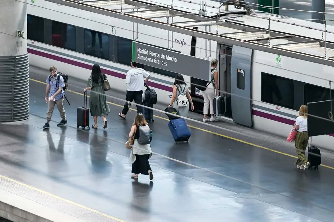 Archivo - Varias personas en un and&eacute;n de la Estaci&oacute;n de Madrid Puerta de Atocha - Almudena Grandes, a 31 de julio de 2026, en Madrid