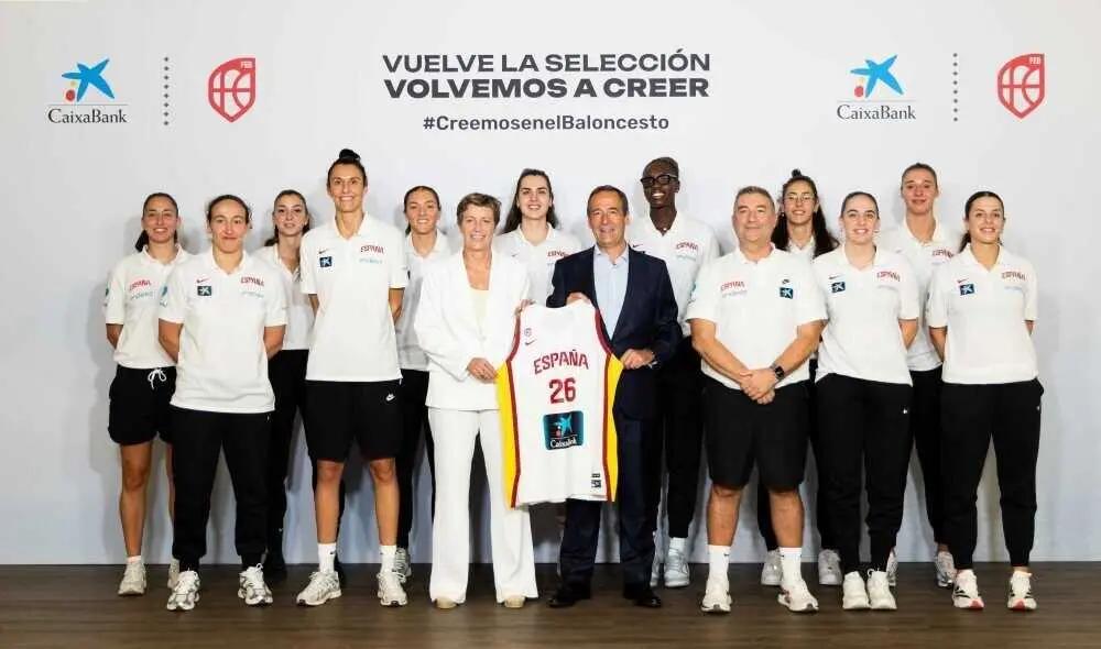 CaixaBank ha entregado la camiseta oficial del Mundial a la selecci&oacute;n femenina de baloncesto.