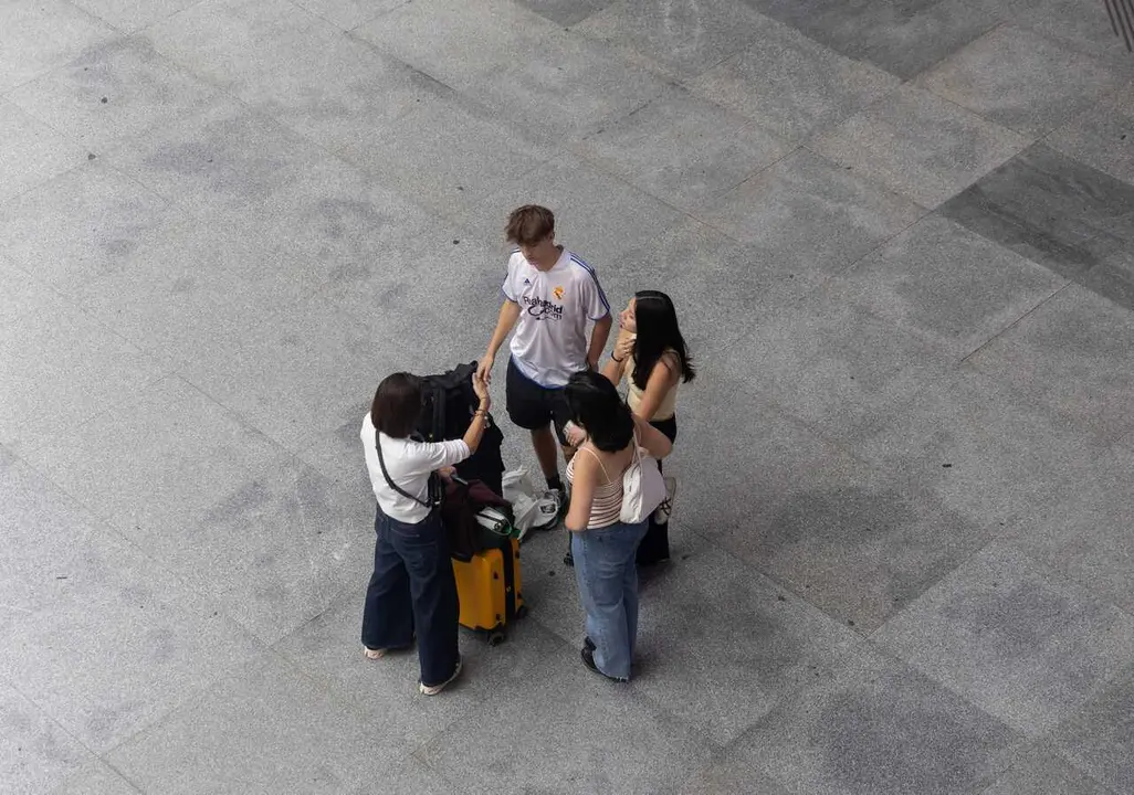 Archivo - Varias personas con maletas en la estaci&oacute;n de Puerta de Atocha-Almudena Grandes, a 19 de junio de 2024, en Madrid