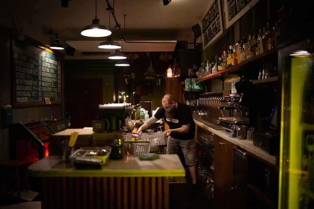 Archivo - Un camarero en el interior de un bar en una calle c&eacute;ntrica de Barcelona,  