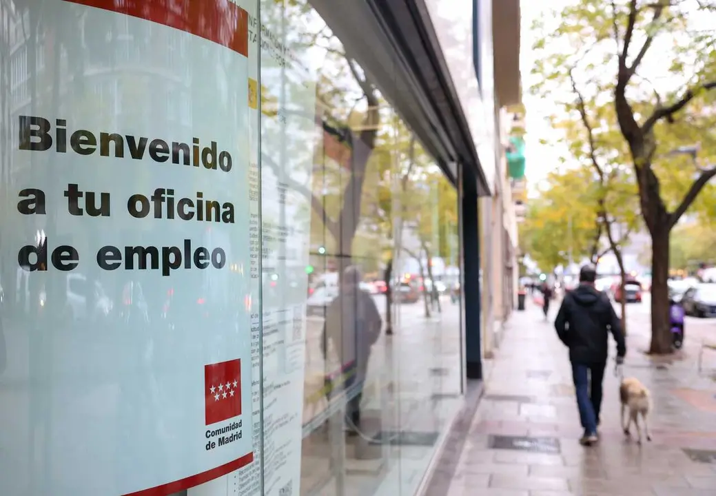 Archivo - Fachada de una oficina de empleo