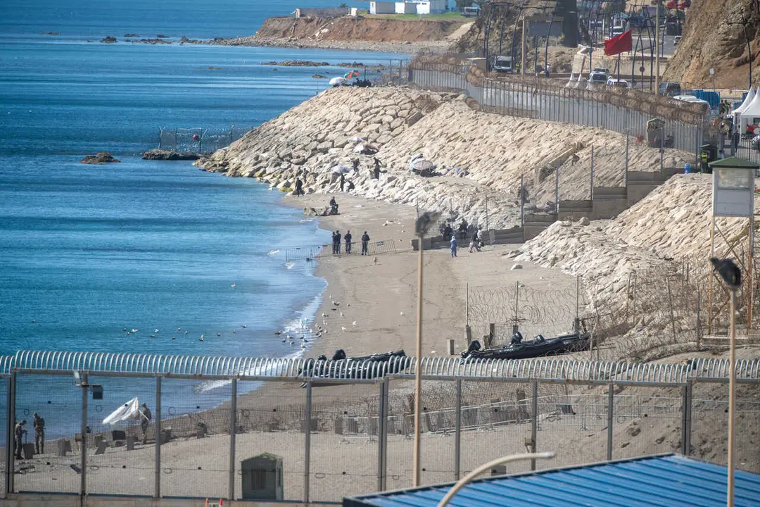 Efectivos de la polic&iacute;a marroqu&iacute; detienen a tres adultos y un menor cuando intentaban cruzar la frontera de El Tarajal, a 28 de agosto de 2026, en Ceuta (Espa&ntilde;a). El Ministerio del Interior ha anunciado que ha solicitado formalmente a la Comisi&oacute;n Europea 