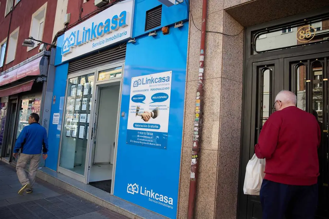 Archivo - Un hombre pasa por una inmobiliaria, a 13 de abril de 2024, en Madrid (Espa&ntilde;a).