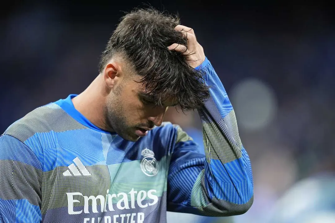 Archivo - El futbolista del Real Madrid Ra&uacute;l Asencio, en el calentamiento previo al encuentro de LaLiga EA Sports 2025-26 ante el Real Oviedo en el Santiago Bernab&eacute;u.