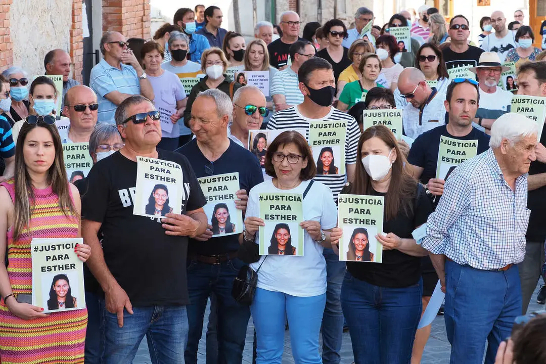 Archivo - Varias personas con fotos de Esther L&oacute;pez durante una concentraci&oacute;n ciudadana en su recuerdo, a 13 de mayo de 2022, en Traspinedo, Valladolid. Foto archivo