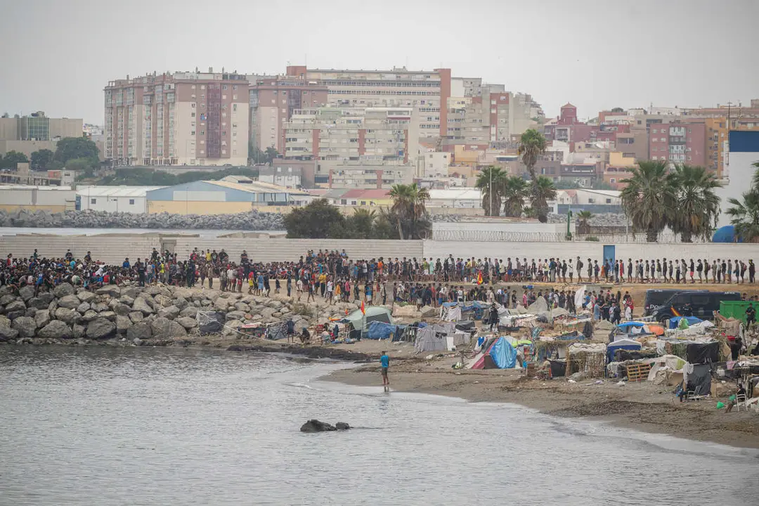 Varios inmigrantes acampados en una playa, a 1 de septiembre de 2026, en Ceuta (Espa&ntilde;a).
