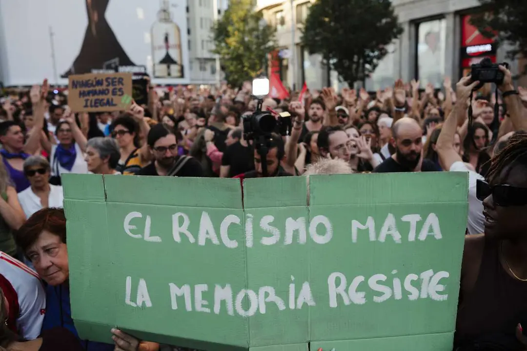 Varias personas durante una concentraci&oacute;n contra el racismo en Ceuta, en la plaza de Callao, a 2 de septiembre de 2026, en Madrid (Espa&ntilde;a).