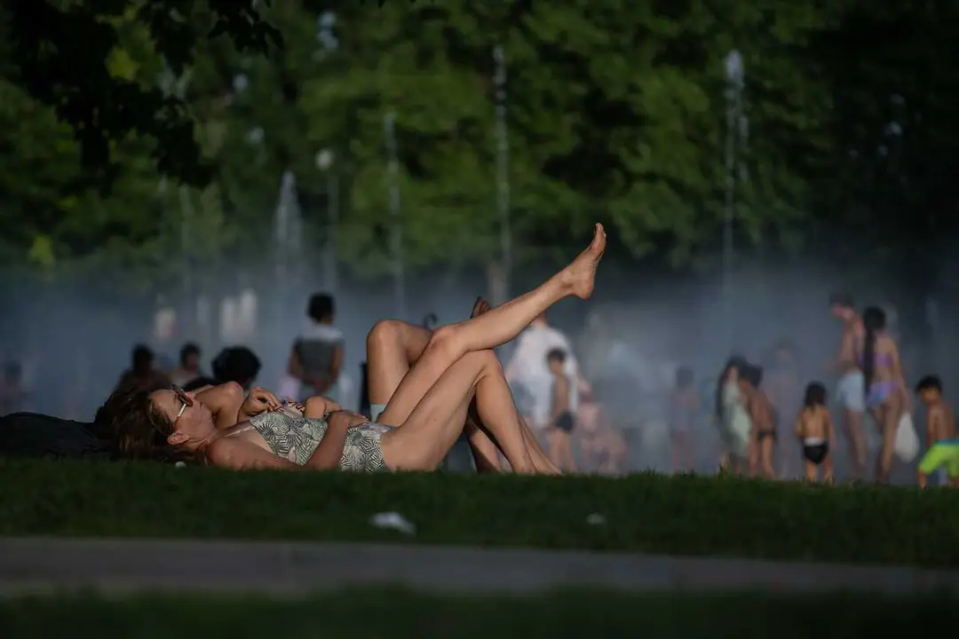 Archivo - Varias personas se refrescan en las fuentes de Madrid R&iacute;o, a 23 de junio de 2026, en Madrid (Espa&ntilde;a). 